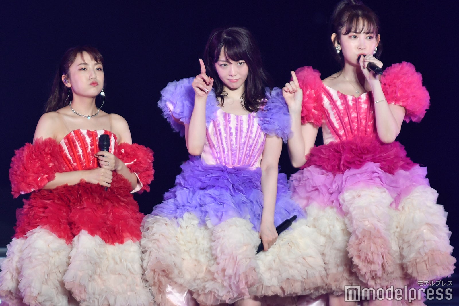 高橋みなみ、峯岸みなみ、小嶋陽菜「峯岸みなみ卒業コンサート～桜の咲かない春はない～」（C）モデルプレス