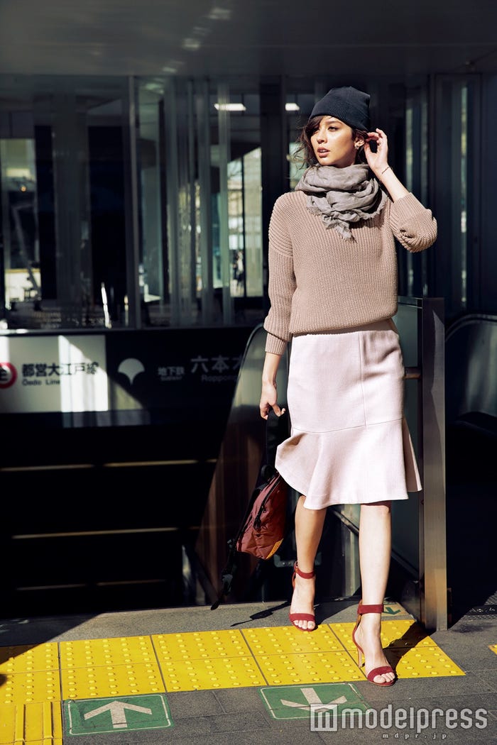 ペールピンクのサンダルを馴染ませカラーと合わせて/『a nuance』より(画像提供:小学館)