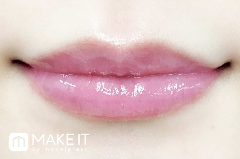 CHICCA／メスメリック リップラインスティック／05に“エンジェルブラッド”を重ねた唇 (C)メイクイット