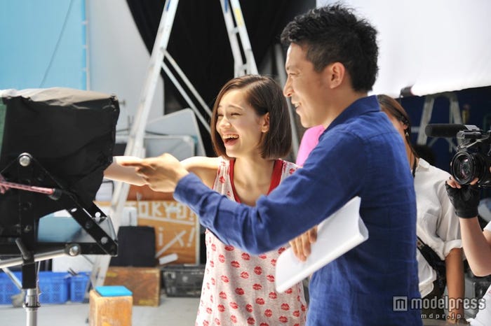 水原希子/ICEカップヌードル新CM「氷入れすぎた」篇メイキングカットより