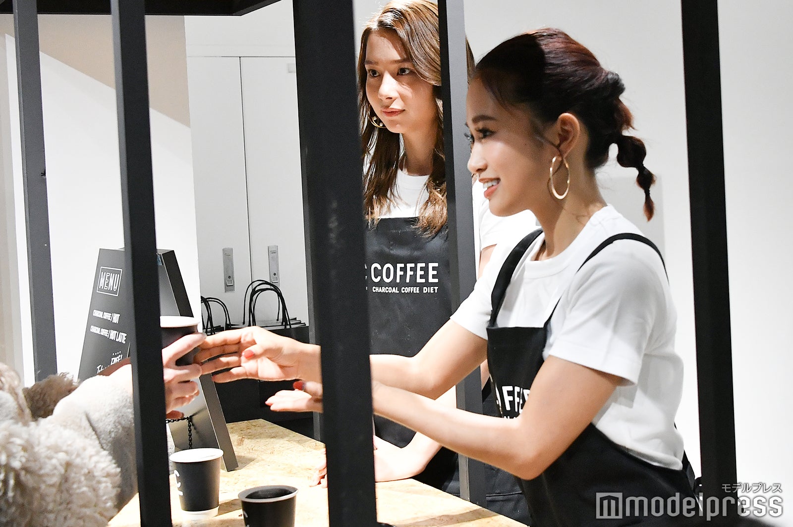 カフェ店員体験を行いインフルエンサーに向けて接客するNiki、田辺莉咲子 （C）モデルプレス