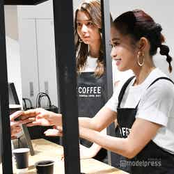 カフェ店員体験を行いインフルエンサーに向けて接客するNiki、田辺莉咲子 （C）モデルプレス