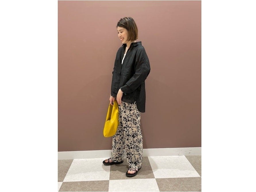 【OKコーデ】細かな柄が入り、さらにポリエステル100％素材のアイテムは梅雨どきも取り入れやすい　出典：WEAR