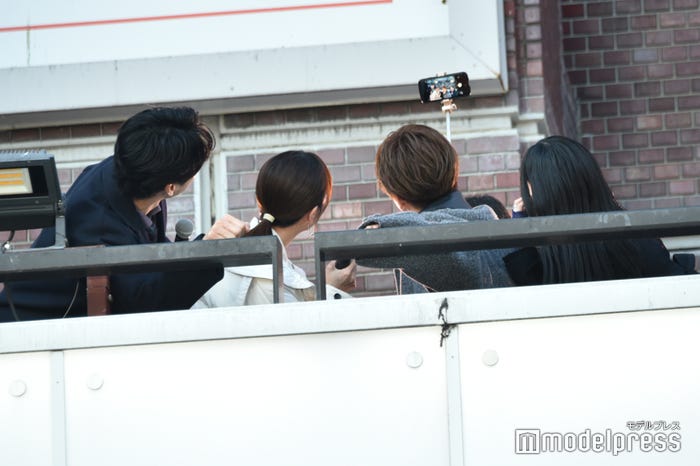セルカ棒で仲良く自撮りする中川大輔、比嘉愛未、岩田剛典、ファーストサマーウイカ(C)モデルプレス