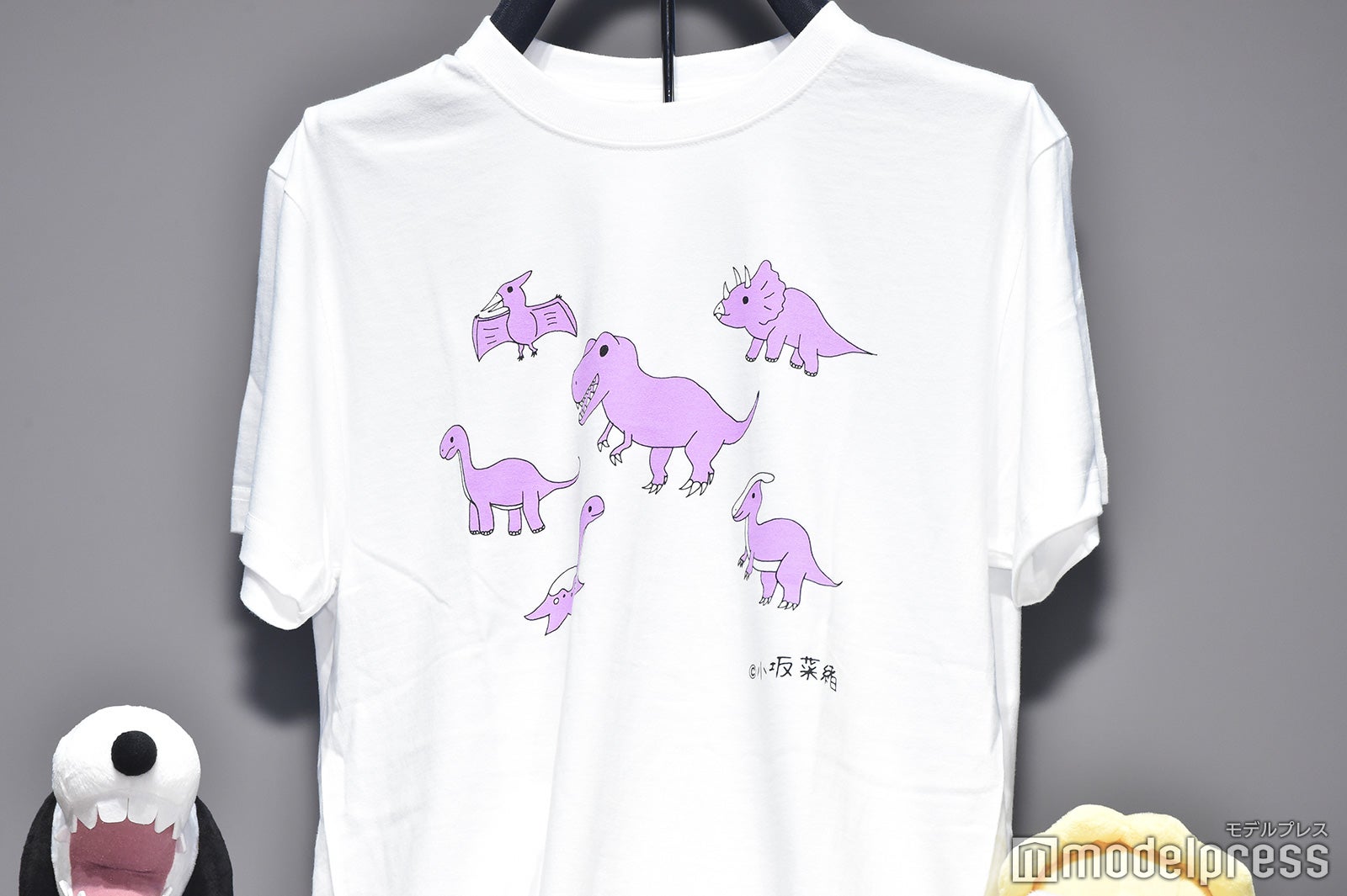 小坂菜緒描き下ろしの恐竜イラストTシャツ（C）モデルプレス