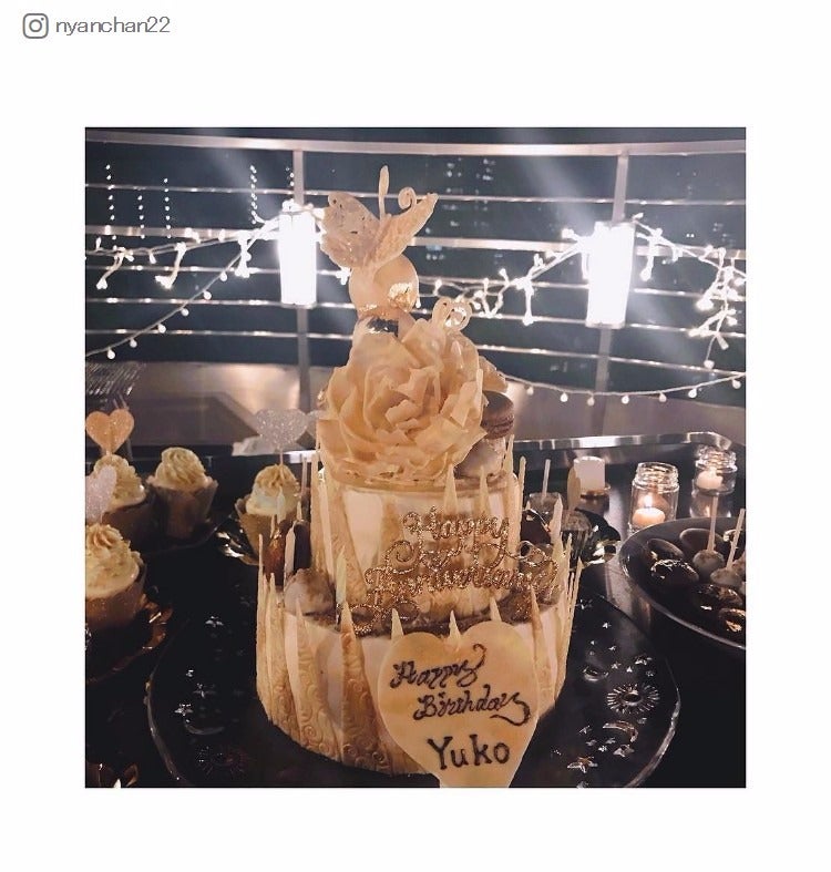 大島優子に贈られたバースデーケーキ／小嶋陽菜Instagramより