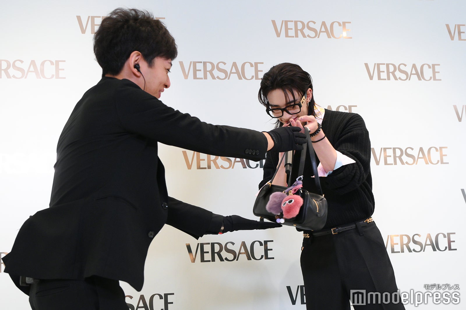 チャームとバッグを受け取るヒョンジン（C）モデルプレス