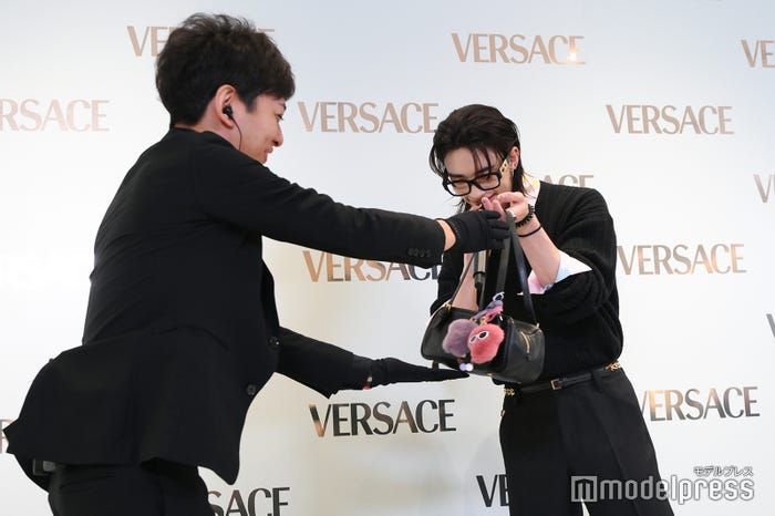 チャームとバッグを受け取るヒョンジン(C)モデルプレス