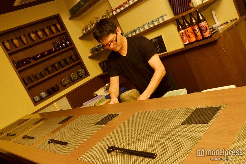 カウンターごしに丁寧に調理する様子が見える