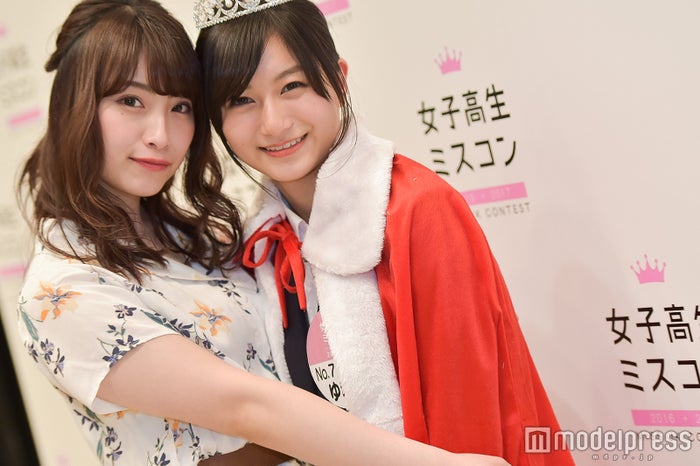 (左から)初代日本一かわいい女子高生のりこぴん、二代目日本一かわいい女子高生のゆきゅん