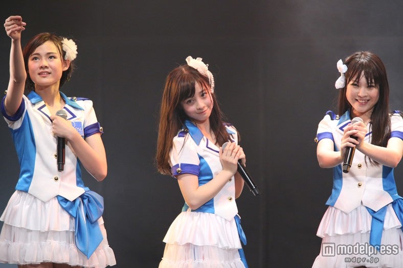 “天使すぎる”橋本環奈（中央）所属のRev．from DVLがサプライズ発表