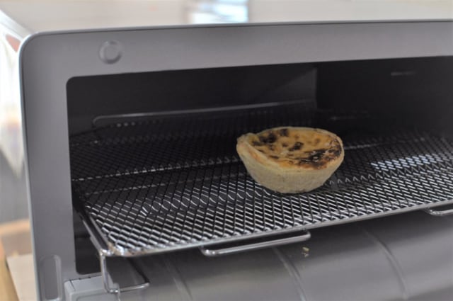 業務スーパー「エッグタルト」をトースターで焼いているところ