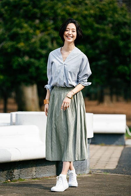 BARNYARDSTORM/BLOUSE ¥12.000、SKIRT ¥16.000、BRACELET(GOLD) ¥4.700、BRACELET(CAMEL) ¥5.500、BRACELET(BEIGE) ¥4.200、SHOES ¥6.500(C)TOPLOG