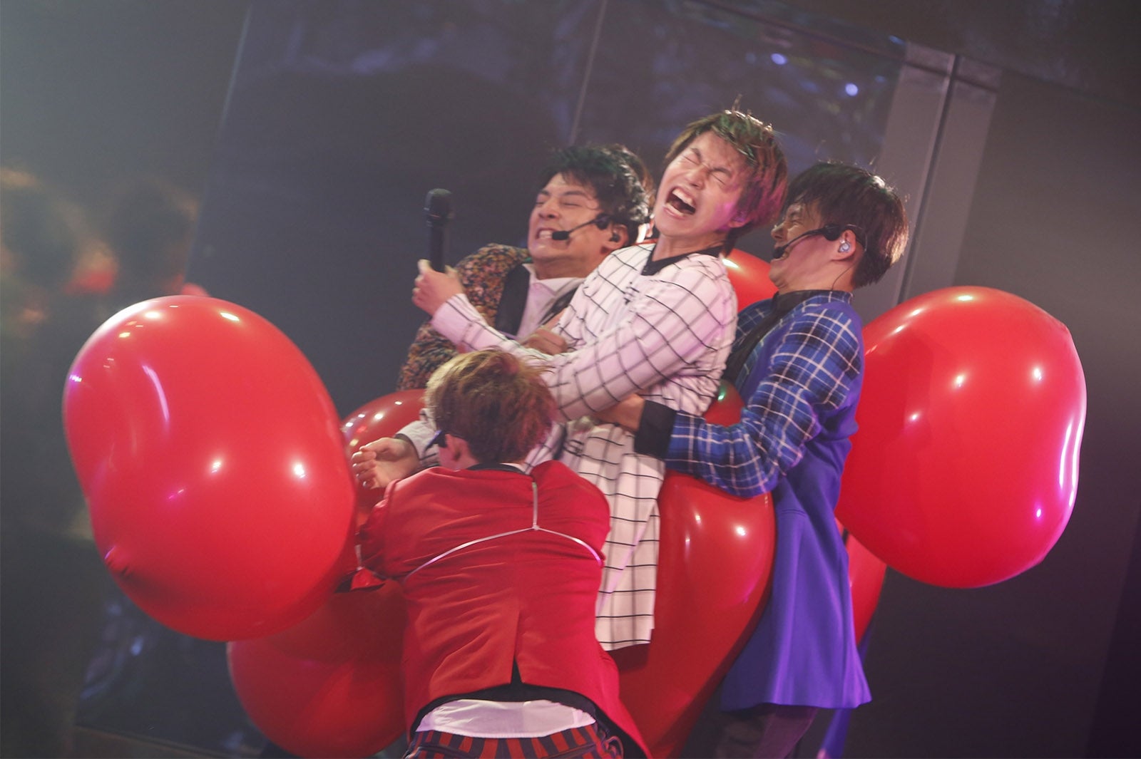 風船を割り合う超特急（写真提供：SDR／カメラマン：M.ミチコ）