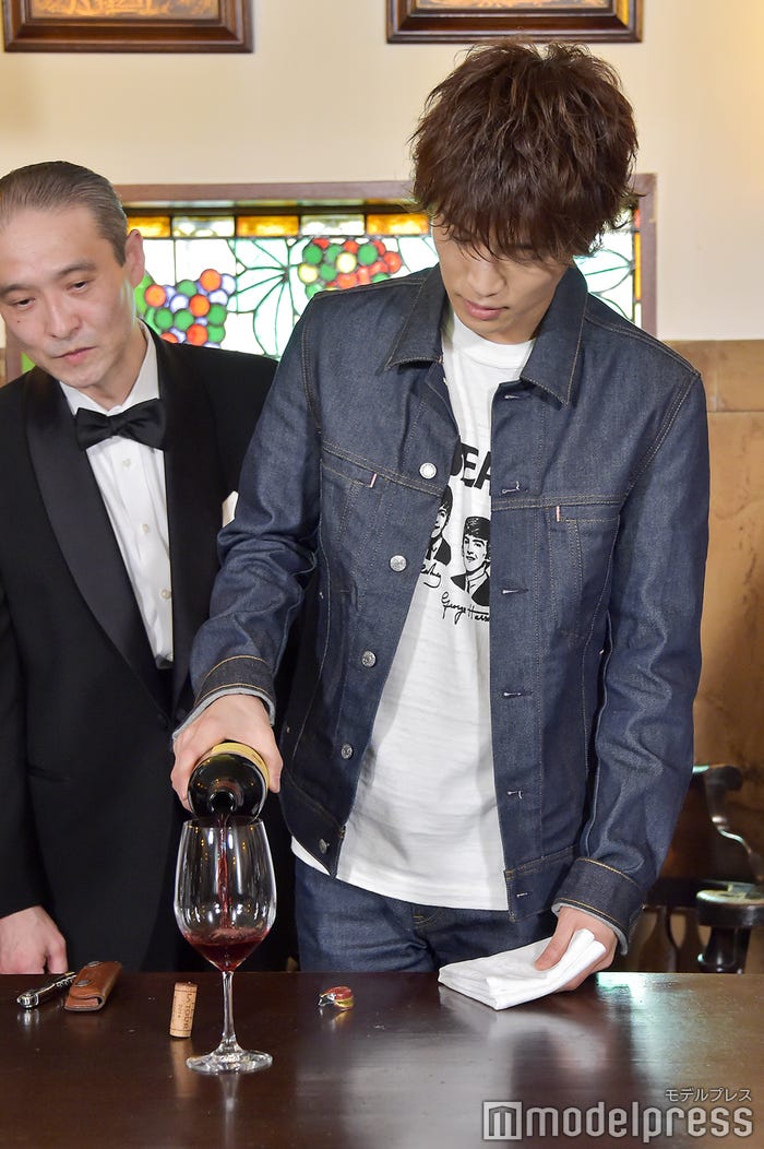 ワインの注ぎ方/岩田剛典「ホテル研修」の様子(C)モデルプレス