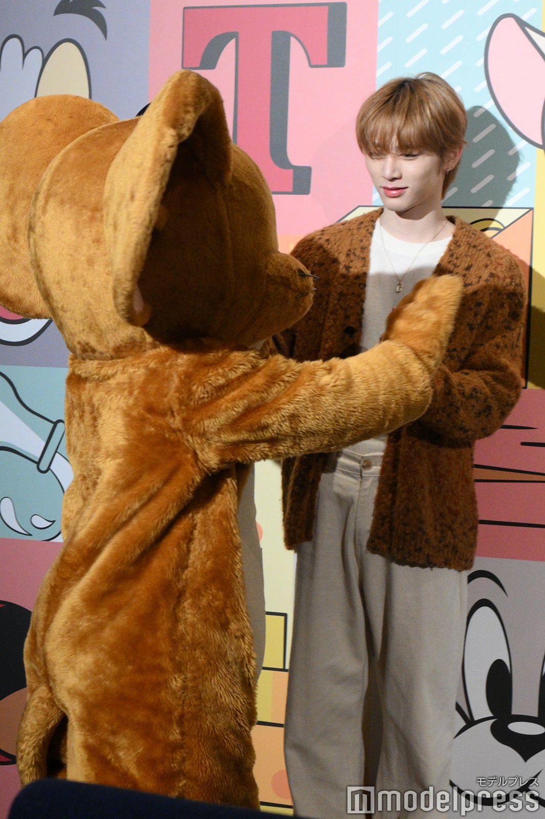 ジェリーと手を合わせるTAESAN（テサン）（C）モデルプレス