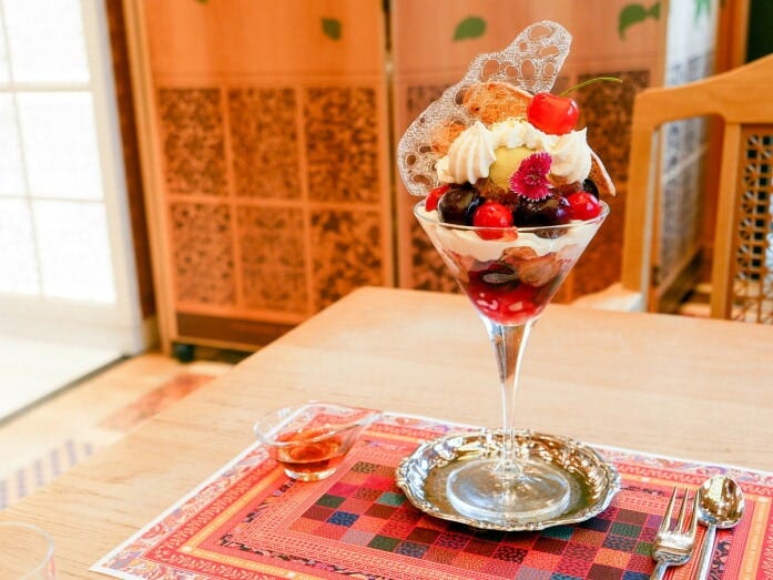 水信フルーツパーラー「さくらんぼパフェ」（税込2800円）（2022年6月21日撮影）