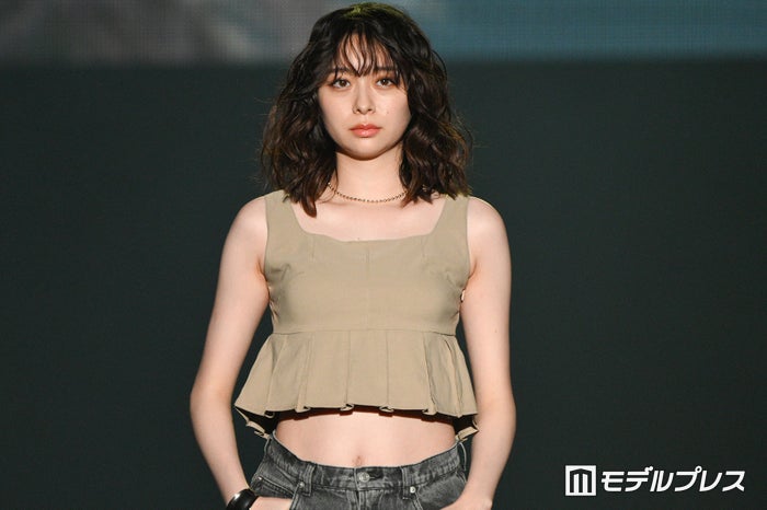 田鍋梨々花、美ウエスト＆ほっそり二の腕魅せる クールな色気【TGC松山2024】