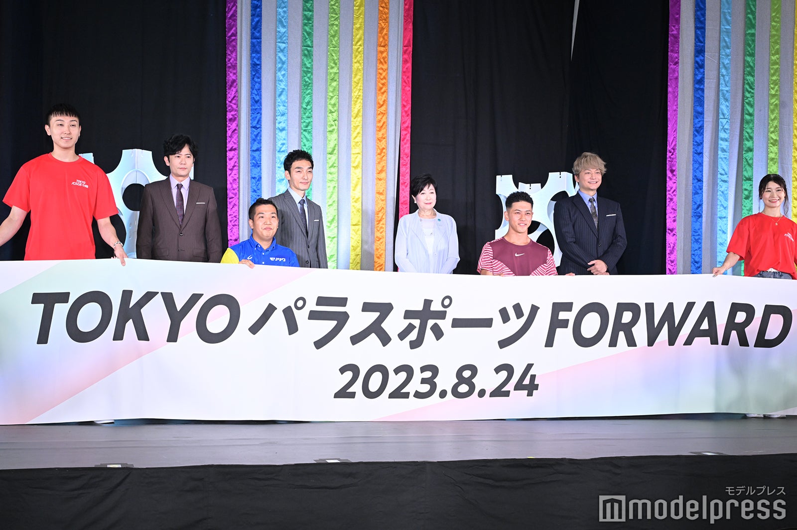 （後列左から）稲垣吾郎、草なぎ剛、小池百合子東京都知事、香取慎吾（前列左から）佐藤友祈選手、小田凱人選手（C）モデルプレス