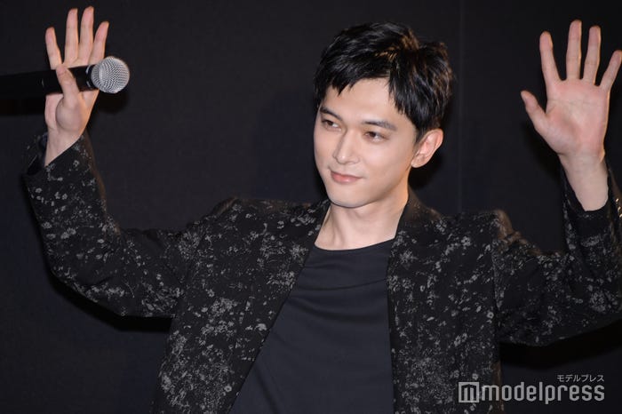 「本物です」と言いながら登場した吉沢亮(C)モデルプレス