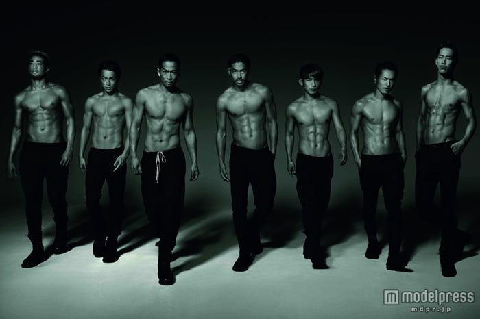 右から、NAOKI(EXILE/三代目 J Soul Brothers)、今市隆二(三代目 J Soul Brothers from EXILE TRIBE)、NAOTO(EXILE/三代目 J Soul Brothers)、AKIRA(EXILE)、HIRO(EXILE)、白濱亜嵐(EXILE/GENERATIONS)、関口メンディー(EXILE/GENERATIONS)/「GOETHE (ゲーテ)」100号記念特別号(幻冬舎、2014年5月24日発売)より