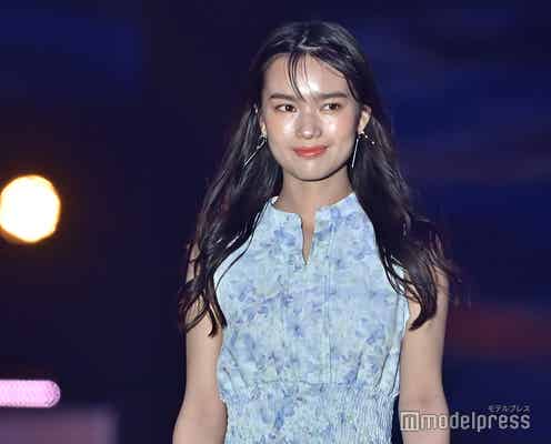 「彼オオカミ」で両想い・新井舞良、“爽やか全開”花柄ワンピ&夏メイクで魅了<GirlsAward 2022 S/S>