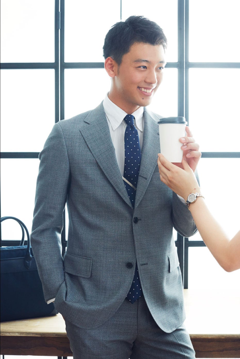 スーツ姿を披露した竹内涼真／「steady.」7月号より（画像提供・宝島社）