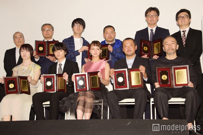 「第25回日本映画プロフェッショナル大賞」(後列左から※敬称略)大高宏雄実行委員長、遠藤日登思、川村元気、大根仁、深田誠剛、小野仁史(前列左から)安川有果、染谷将太、多部未華子、川瀬陽太、塚本晋也(C)モデルプレス