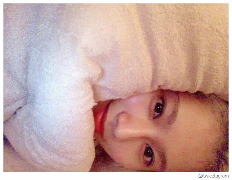 TWICEサナ、すっぴん披露？布団に包まるおやすみ写真にファン悶絶