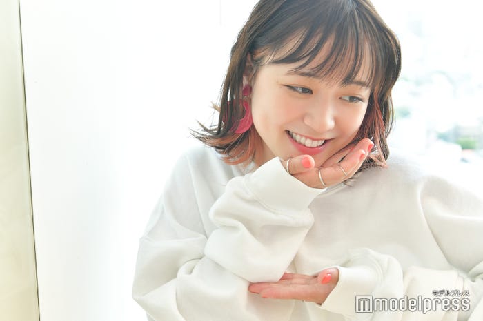 それが恥ずかしくてちょっとふざける。照れ隠しバージョンも可愛い。(C)モデルプレス