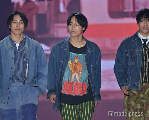 TikTok“シンクロアクロバット”でバズった三つ子・佐藤三兄弟、ランウェイでまさかの“バク宙”<GirlsAward 2022 S/S>