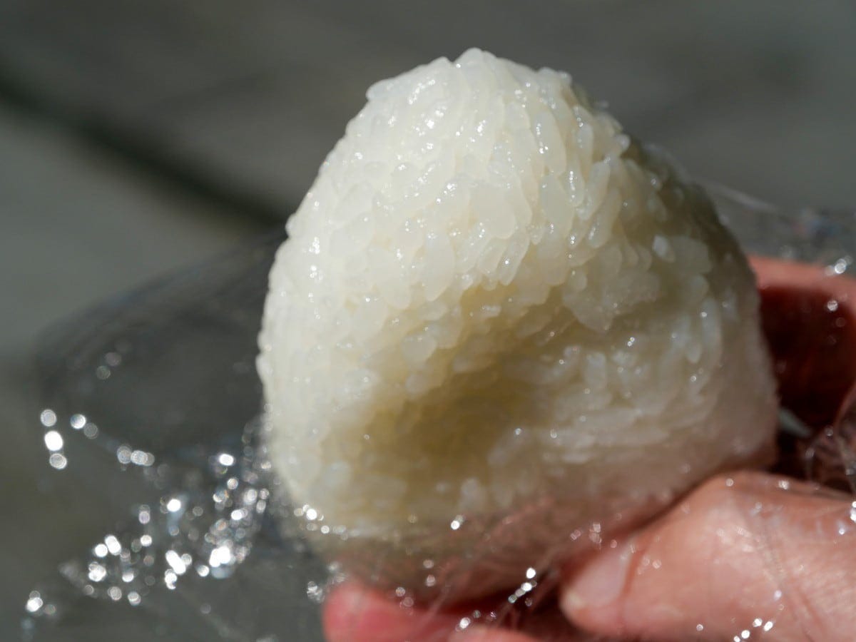 お米そのものの甘味・旨味を感じられる「塩むすび」