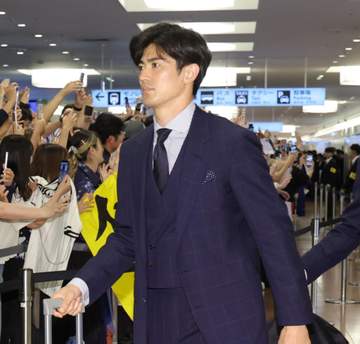 「朝5時に眩しすぎた」「サッカー選手に見えない」NHK決勝中継登場の日本代表にSNS沸騰「朝からカッケー」「銀幕スター」