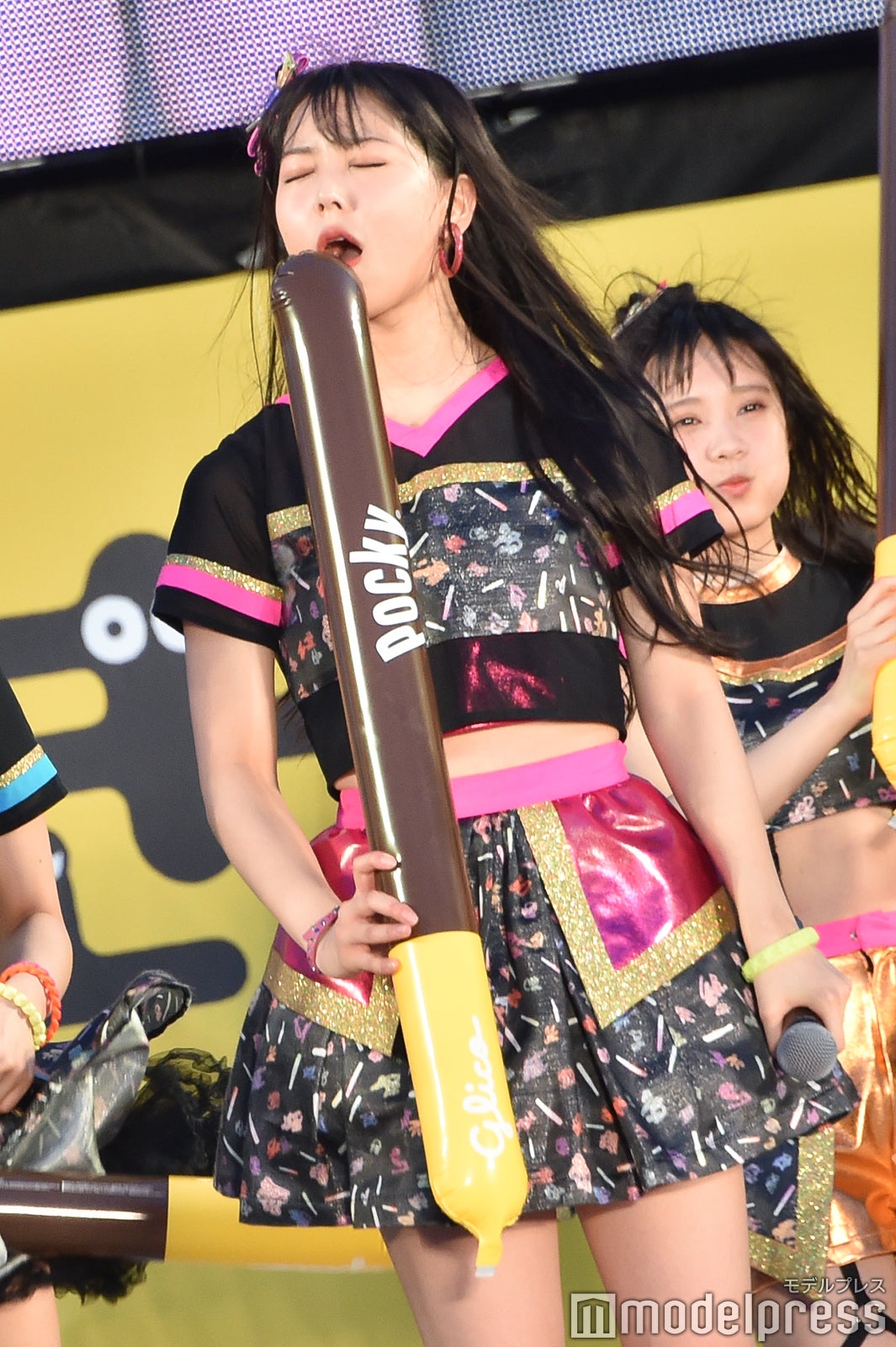 バルーンを味わう風の白間美瑠 （C）モデルプレス