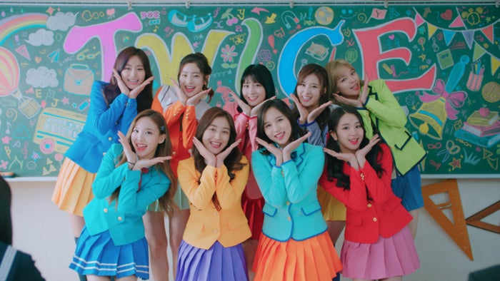 Twice カラフルなミニスカ制服姿で圧巻ダンス 監督も絶賛 モデルプレス Twice カラフルなミニスカ制服姿で圧巻ダンス 監督も絶賛 モデルプレス