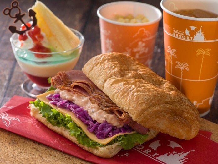 「ドックサイドダイナー」のシェフのおすすめメニュー 1830円、スーベニアランチケース付きで 3030円。パストラミビーフサンドとスープ、デザート、ドリンクのセット