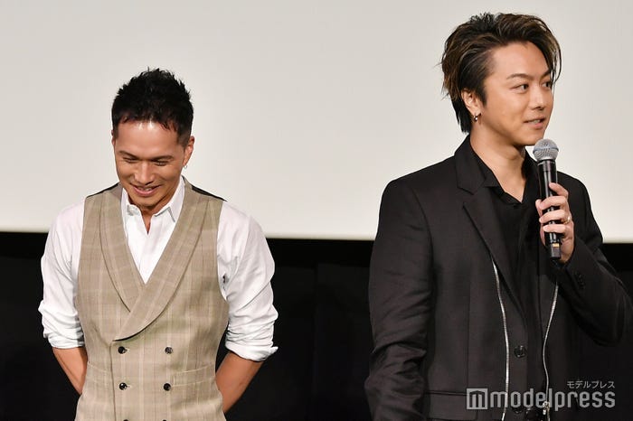 TAKAHIROに“胸筋がすごい”と熱弁され照れる市原隼人 (C)モデルプレス