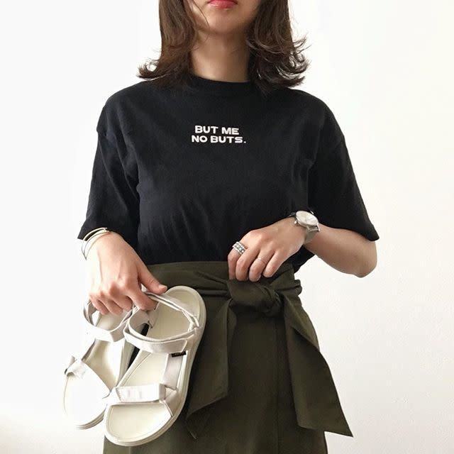 お手軽ロゴtシャツできれいめカジュアルコーデ11選 黒のロゴ入りtシャツ を大人っぽく モデルプレス お手軽ロゴtシャツできれいめカジュアルコーデ11選 黒のロゴ入りtシャツ を大人っぽく モデルプレス