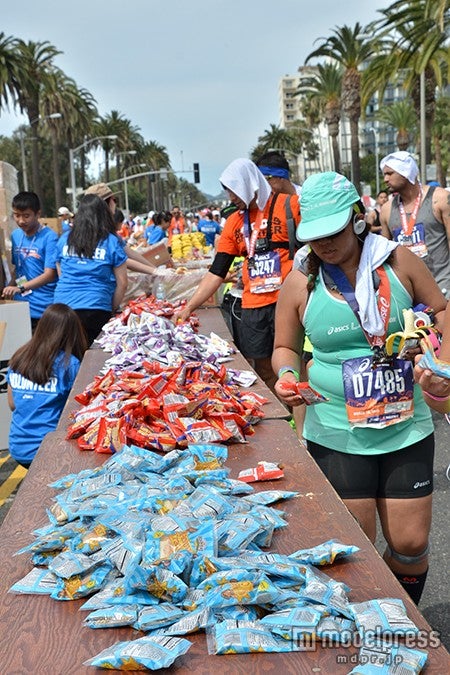 ゴール地点にはマラソン完走者の疲れを癒やす食べ物・飲み物がたくさん