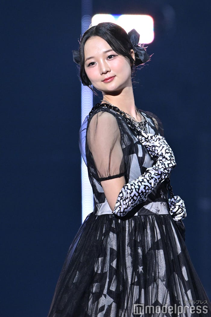 ガウン(C)モデルプレス