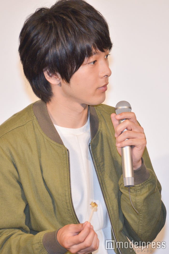 小学生以来のバナナに躊躇する中村倫也 (C)モデルプレス