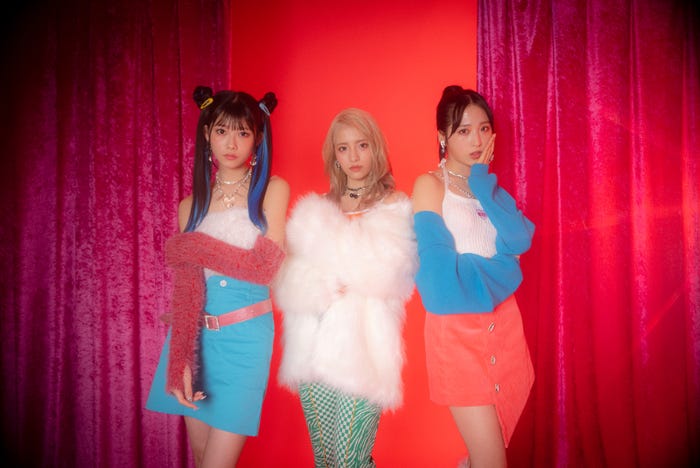 千葉恵里、平田侑希、小栗有以「OUT OF 48」ビジュアル画像(C)OUTOF48