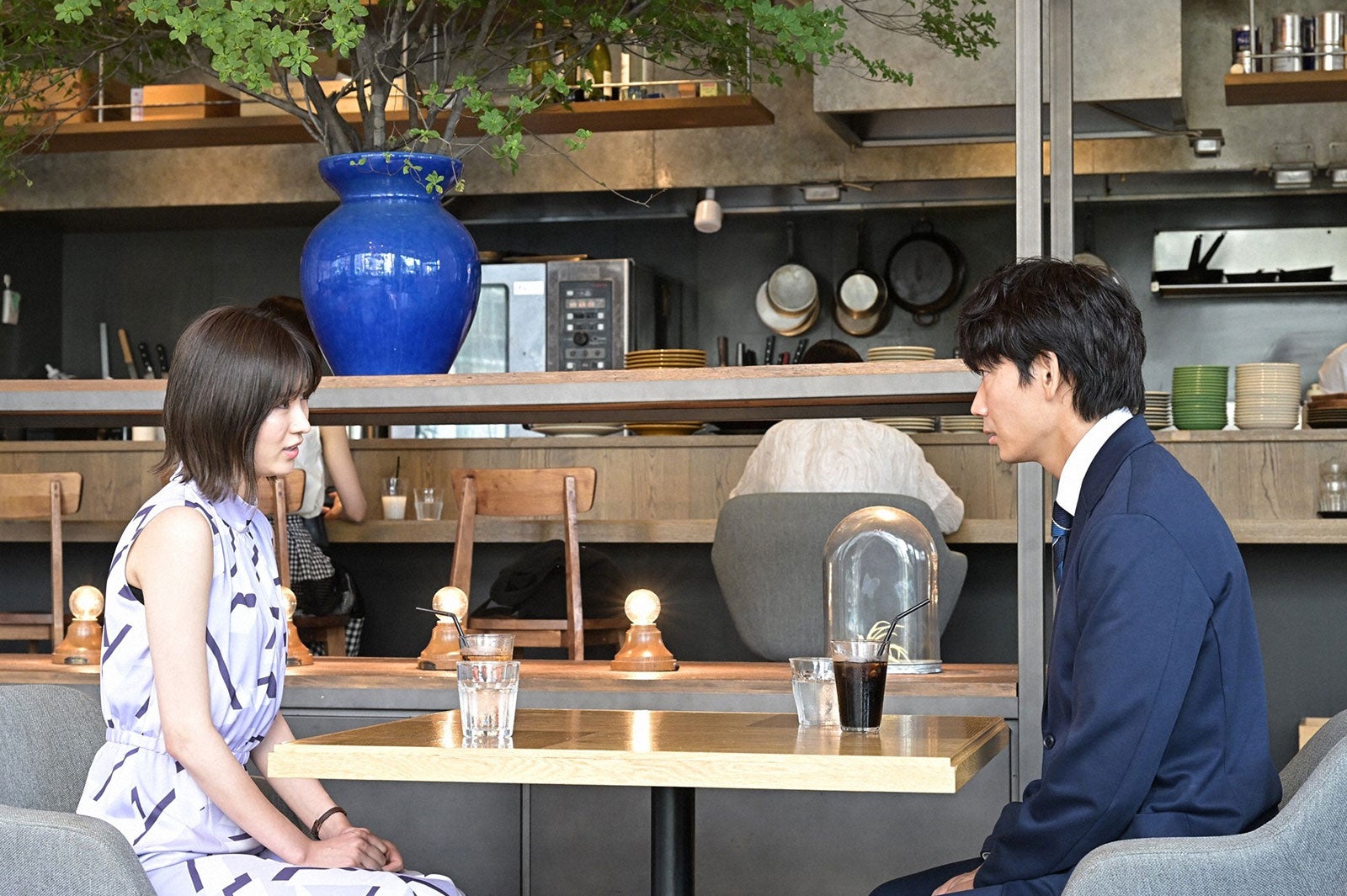 岡崎紗絵、綾野剛／「オールドルーキー」第3話より（C）TBS