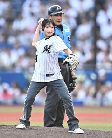 ロッテ 中井亜美が始球式 大きく外れてはにかむ