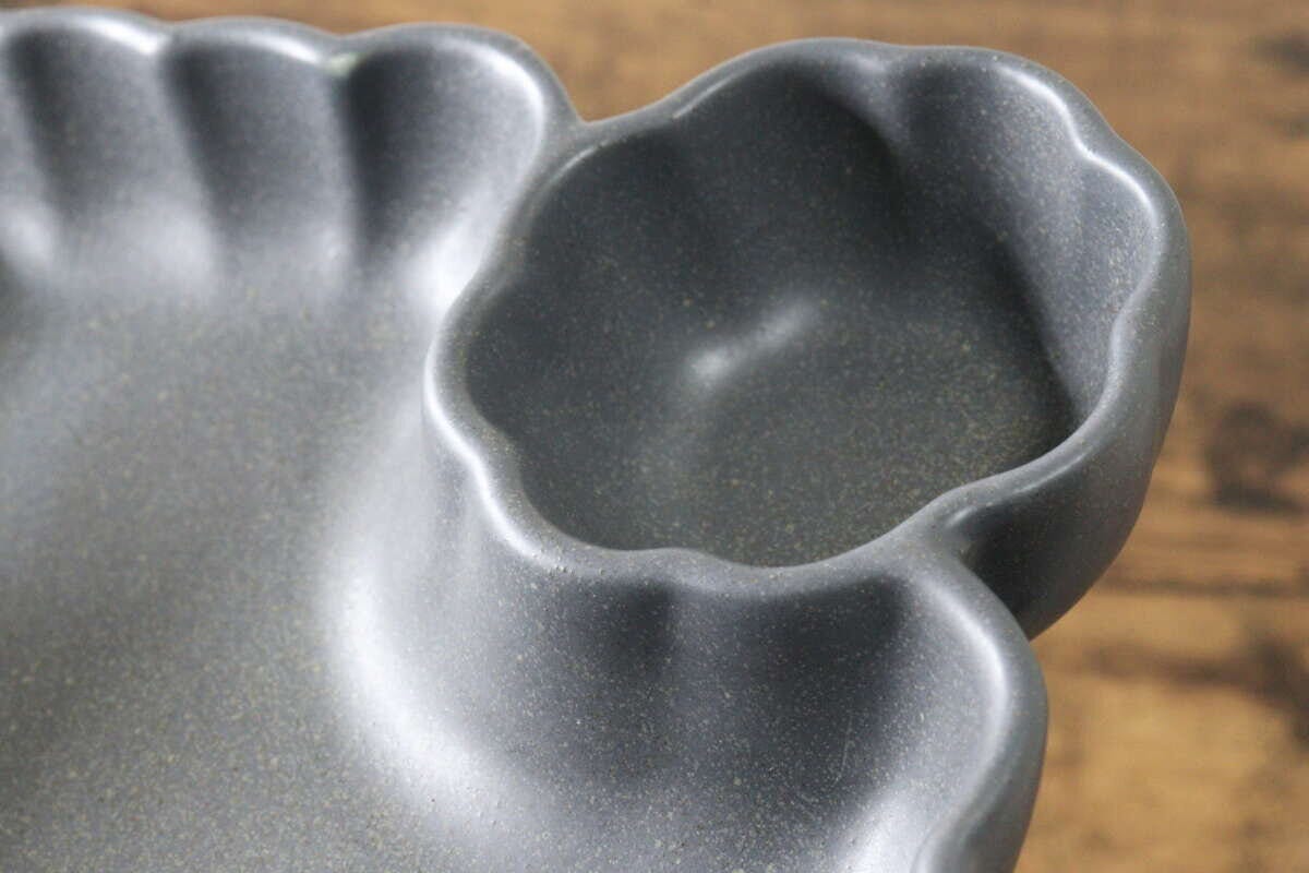 ダイソーの深皿仕切り皿の仕切り部分