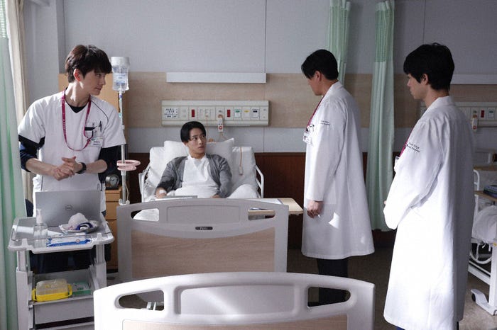 岡田将生、井上祐貴、要潤、渡辺大知「ザ・トラベルナース」第2話(C)テレビ朝日