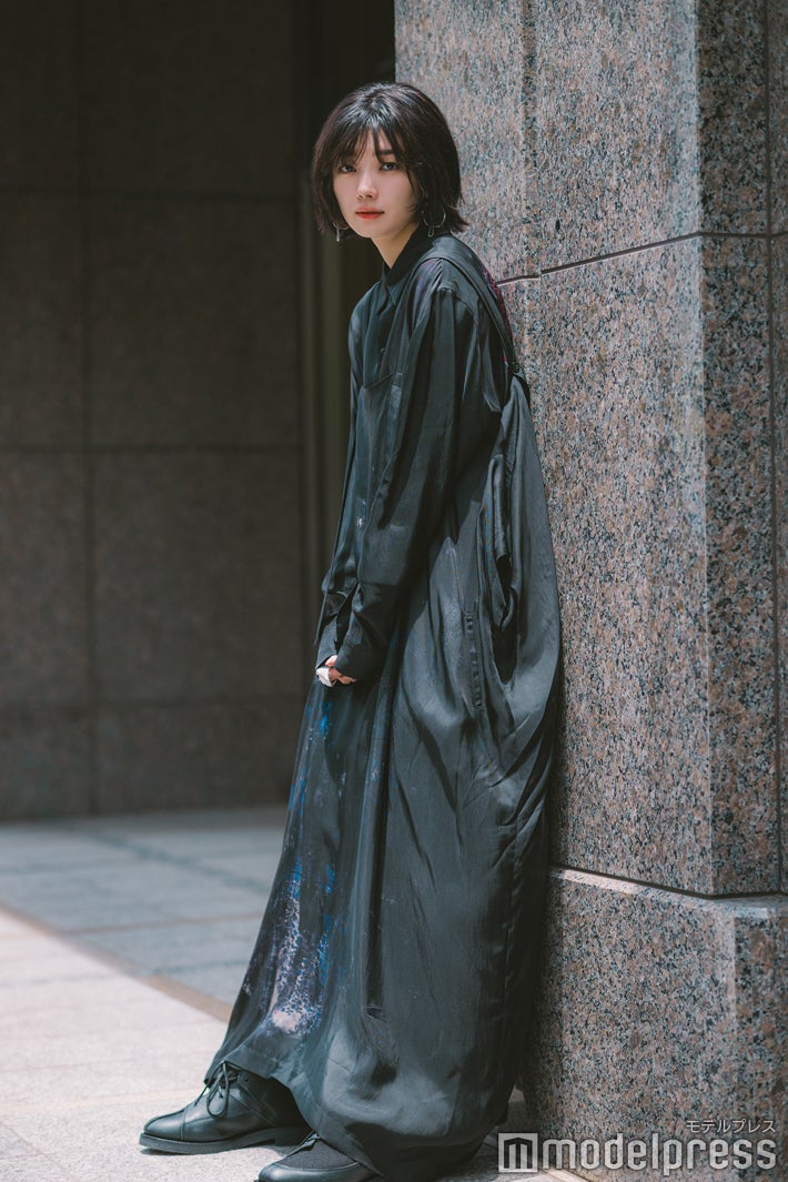 藤吉夏鈴／■ヘアメイク：渋谷絵里奈■スタイリスト:市野沢祐大（TEN10）／ドレス・シャツ・ブーツ：すべてY’s（ワイズ プレスルーム）、イヤリング：ミーティア（ロードス)（C）モデルプレス