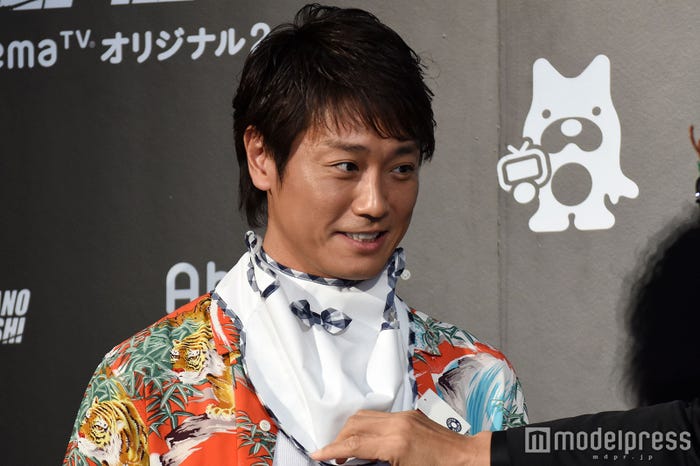 プレゼントの前掛けを着用する永井大 (C)モデルプレス