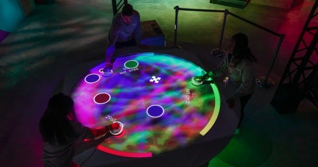 未来のゲームセンター「A(i)R Hockey （エーアール エアーホッケー）」／画像提供：ソニー