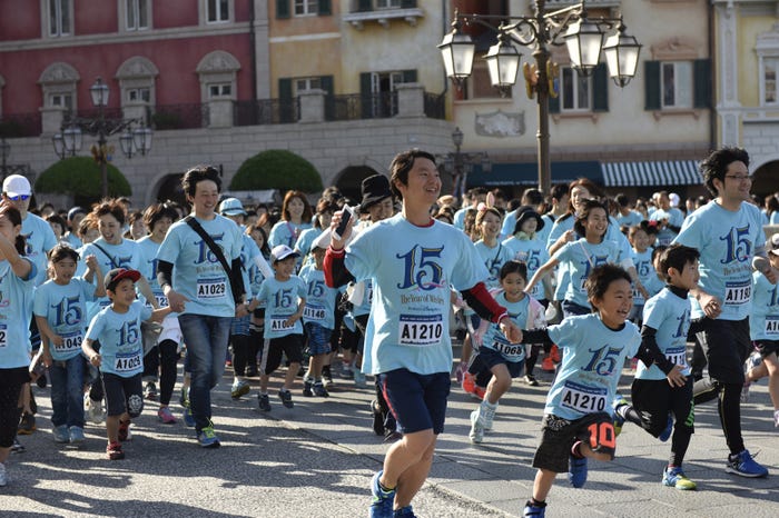 ディズニーシー開園前に楽しむ初プログラム開催 ミッキー ミニーも駆けつけお祝い モデルプレス ディズニーシー開園前に楽しむ初プログラム開催 ミッキー ミニーも駆けつけお祝い モデルプレス